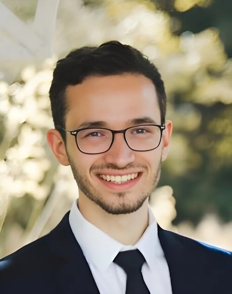 Sofien, votre professeur particulier de NSI, souriant